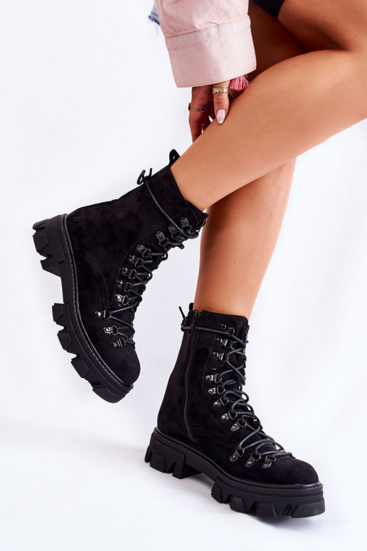 Warme klobige Wildlederstiefel mit Riemen in Schwarz von Pierro Warme klobige Wildlederstiefel mit Riemen in Schwarz von Pierro