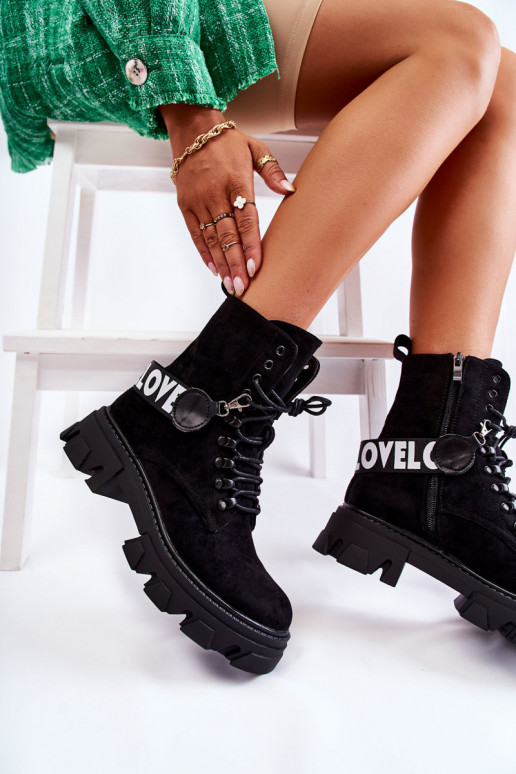 Hergestellt aus Wildleder. Stiefel mit Heizung in der Farbe Schwarz Hergestellt aus Wildleder. Stiefel mit Heizung in der Farbe Schwarz