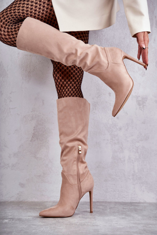 Ameya klassiek model suède lange laarzen met dunne hak in beige Ameya klassiek model suède lange laarzen met dunne hak in beige