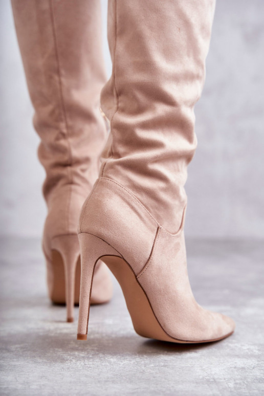 Bottines longues en daim modèle classique Ameya à talons fins en beige Bottines longues en daim modèle classique Ameya à talons fins en beige