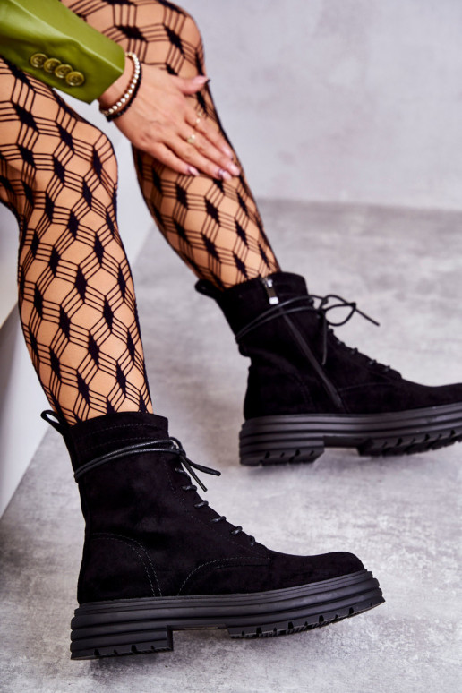 Hergestellt aus Wildlederstiefeln mit Riemen in der schwarzen Farbe Afra Hergestellt aus Wildlederstiefeln mit Riemen in der schwarzen Farbe Afra