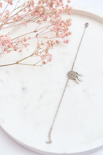 Le bracelet est en argent 2