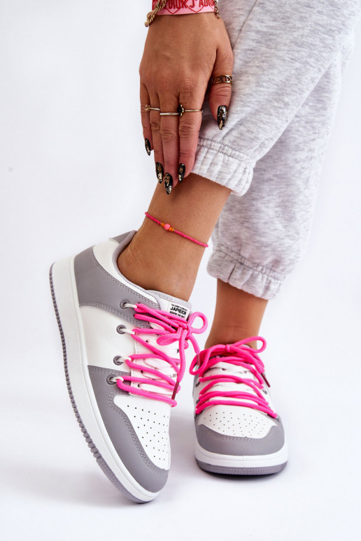 Chaussures de sport modèle classique à lacets Couleur blanc-gris Jella Chaussures de sport modèle classique à lacets Couleur blanc-gris Jella