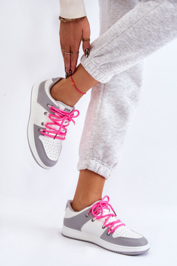 Klassisches Modell von Sportschuhen mit Schnürsenkeln in der Farbe Weiß-Grau von Jella 2