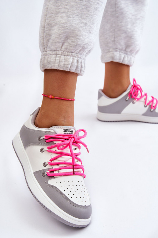 Klassisches Modell von Sportschuhen mit Schnürsenkeln in der Farbe Weiß-Grau von Jella Klassisches Modell von Sportschuhen mit Schnürsenkeln in der Farbe Weiß-Grau von Jella