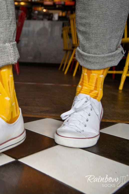 2 Paar farbige Socken in einer Box