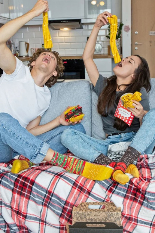 4 Paar farbige Socken in einer Box