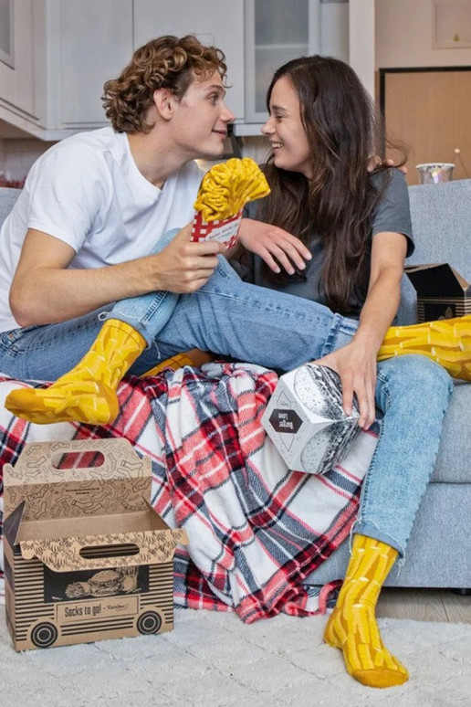 4 paires de chaussettes colorées dans une boîte 4 paires de chaussettes colorées dans une boîte