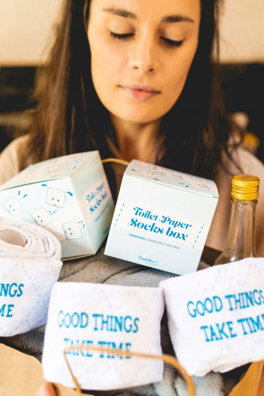 2 Paar farbige Socken in einer Box