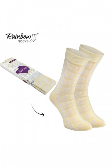 paire de chaussettes colorées dans une boîte 2