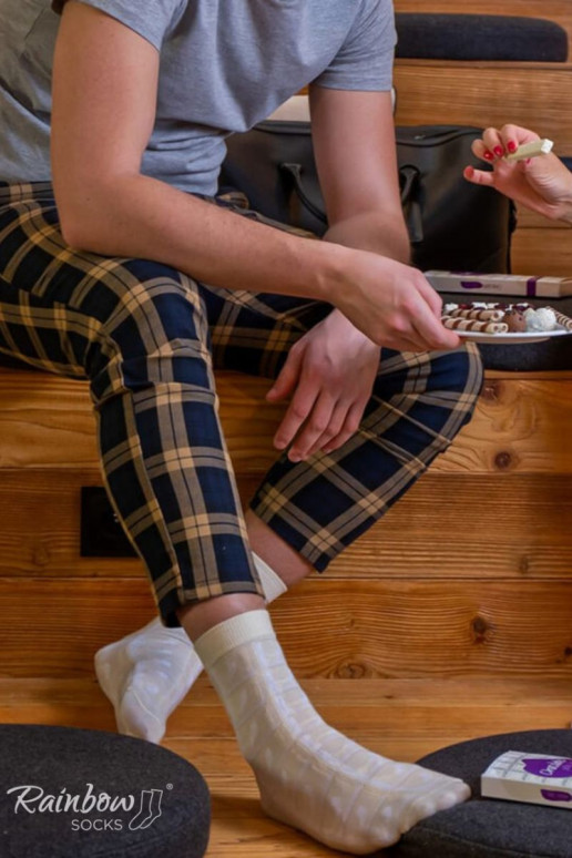 paire de chaussettes colorées dans une boîte paire de chaussettes colorées dans une boîte