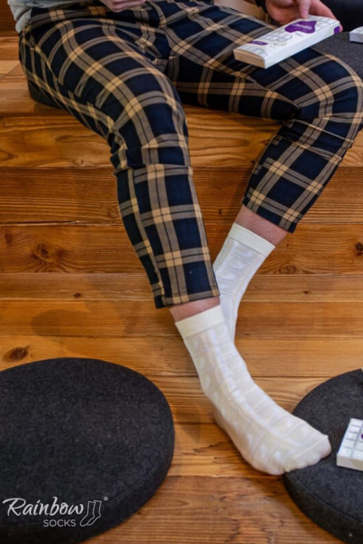 paire de chaussettes colorées dans une boîte paire de chaussettes colorées dans une boîte