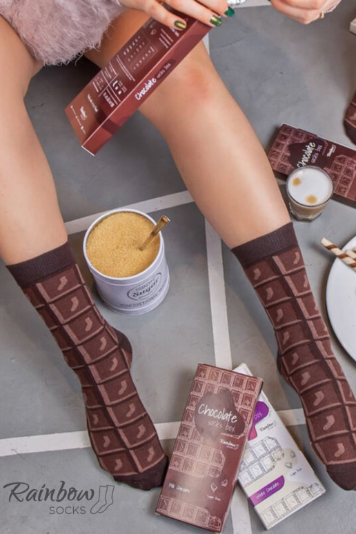 1 Paar farbige Socken in einer Box