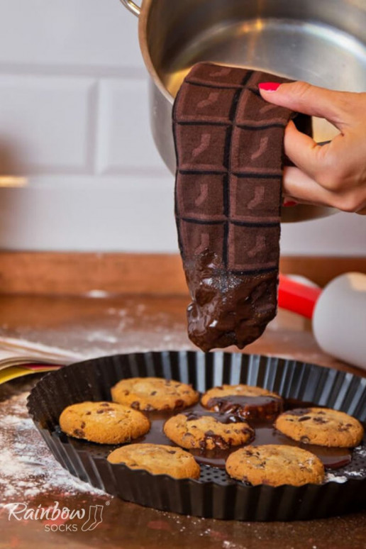 1 Paar farbige Socken in einer Box