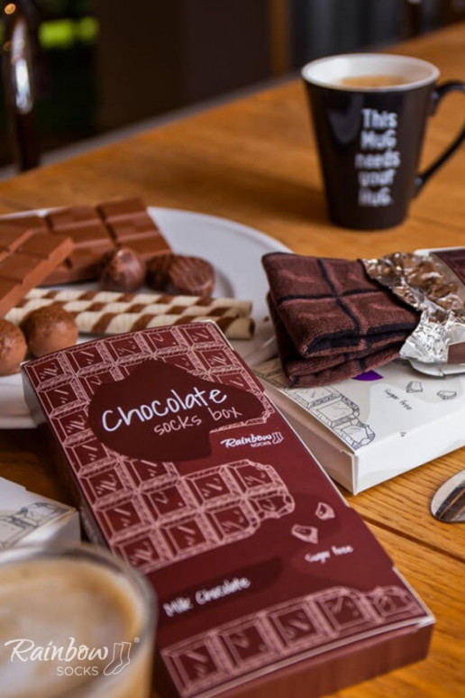 1 paar gekleurde sokken in een doos 1 paar gekleurde sokken in een doos