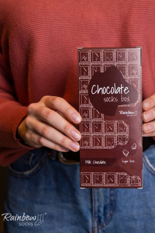 1 Paar farbige Socken in einer Box