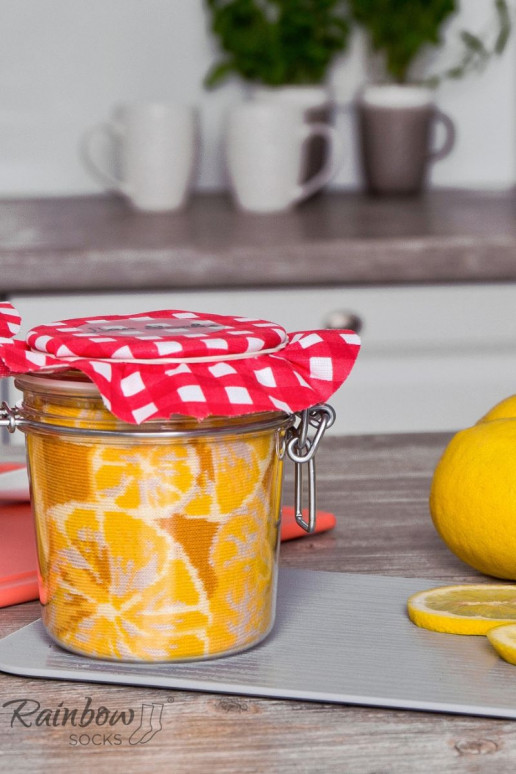 2 Paar farbige Socken in einer Box