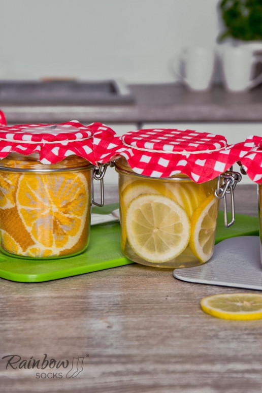 2 Paar farbige Socken in einer Box