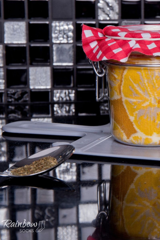 2 Paar farbige Socken in einer Box