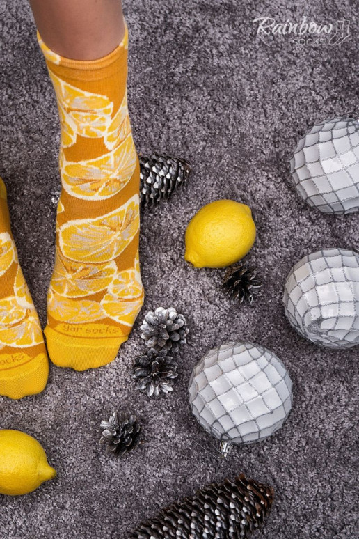 2 Paar farbige Socken in einer Box