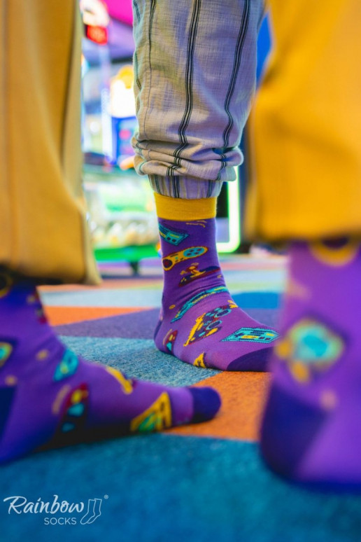 2 paires de chaussettes colorées dans une boîte