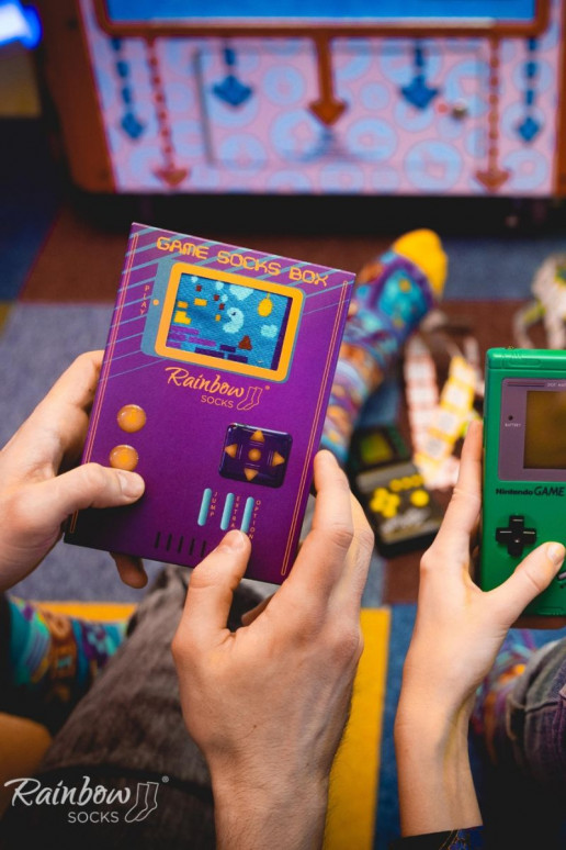 2 Paar farbige Socken in einer Box 2 Paar farbige Socken in einer Box