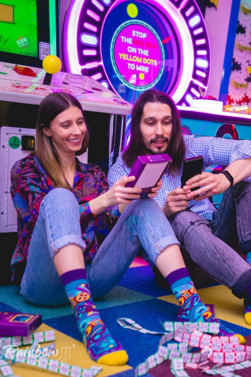 2 paar gekleurde sokken in een doosje