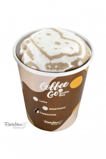 1 paar gekleurde sokken in cappuccino-kleur in een doos