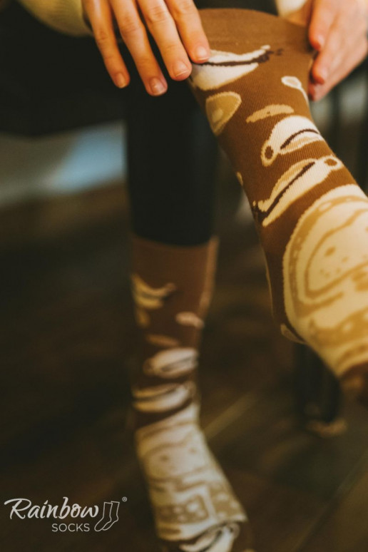 1 paar gekleurde sokken in cappuccino-kleur in een doos 1 paar gekleurde sokken in cappuccino-kleur in een doos