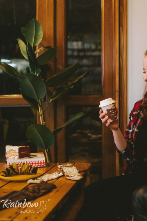 1 paar gekleurde sokken in cappuccino-kleur in een doos 1 paar gekleurde sokken in cappuccino-kleur in een doos