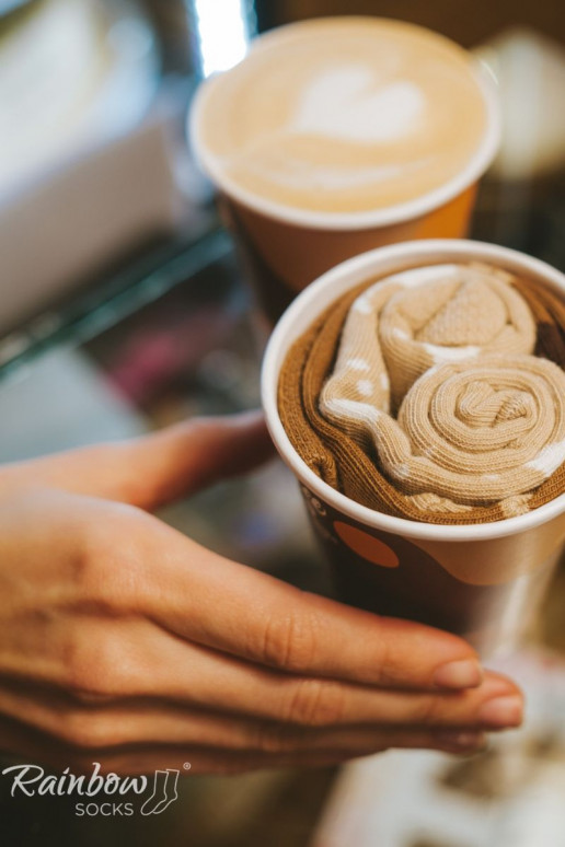 Gekleurde sokken in een doosje Caffe Latte 1 paar Gekleurde sokken in een doosje Caffe Latte 1 paar
