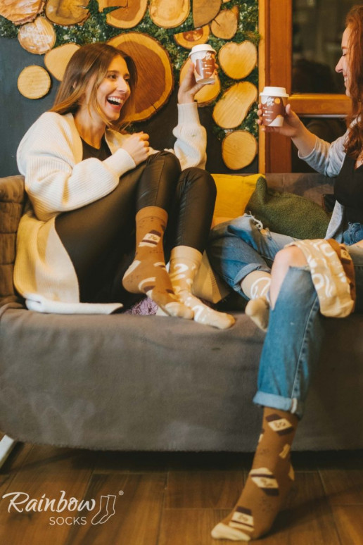 Gekleurde sokken in een doosje Caffe Latte 1 paar Gekleurde sokken in een doosje Caffe Latte 1 paar