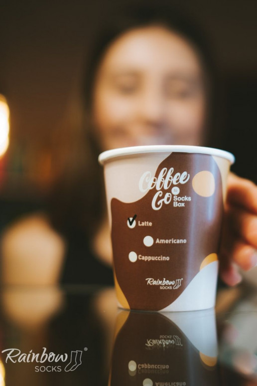 Gekleurde sokken in een doosje Caffe Latte 1 paar Gekleurde sokken in een doosje Caffe Latte 1 paar