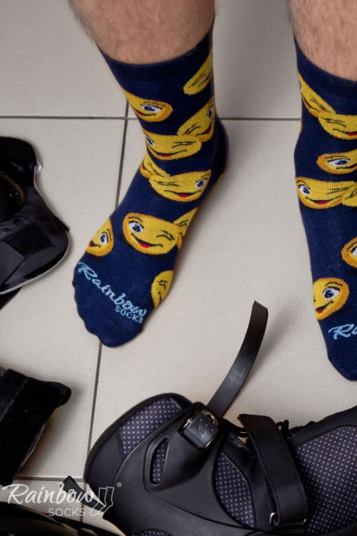 3 paires de chaussettes colorées dans une boîte 3 paires de chaussettes colorées dans une boîte