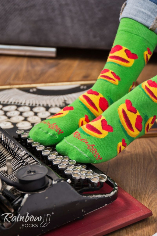 3 Paar farbige Socken in einer Box