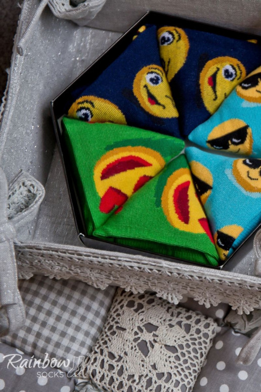 3 Paar farbige Socken in einer Box