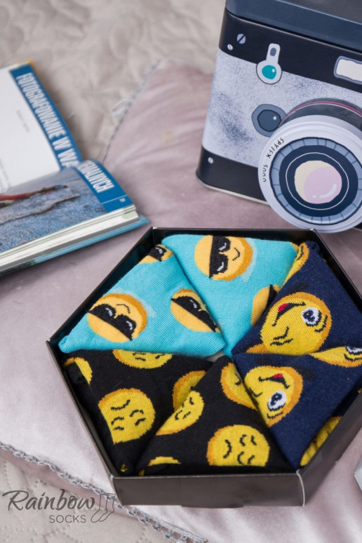 3 paires de chaussettes colorées dans une boîte 3 paires de chaussettes colorées dans une boîte