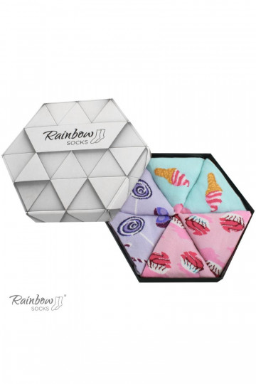 3 paar gekleurde sokken in een doos