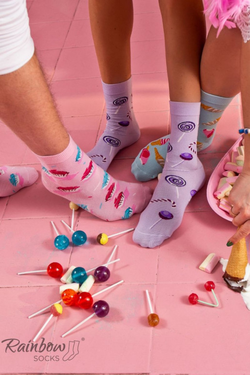3 paires de chaussettes colorées dans une boîte