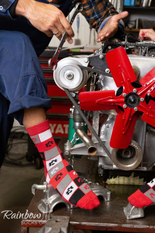 3 Paar farbige Socken in einer Box