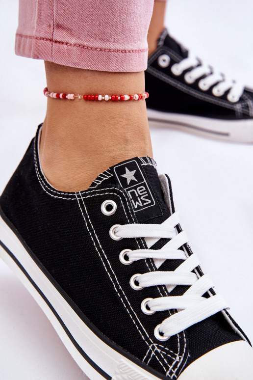 Klassische Freizeitschuhe in schwarzer Farbe mit weißen Sohlen von Ecoma