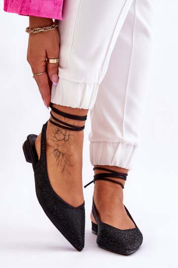 Ballerinas mit Bändern und Nieten in Schwarz von Mavis