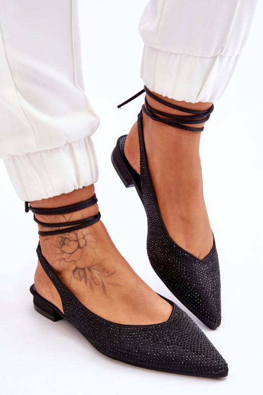 Ballerinas mit Bändern und Nieten in Schwarz von Mavis