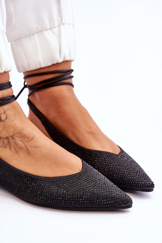 Ballerinas mit Bändern und Nieten in Schwarz von Mavis