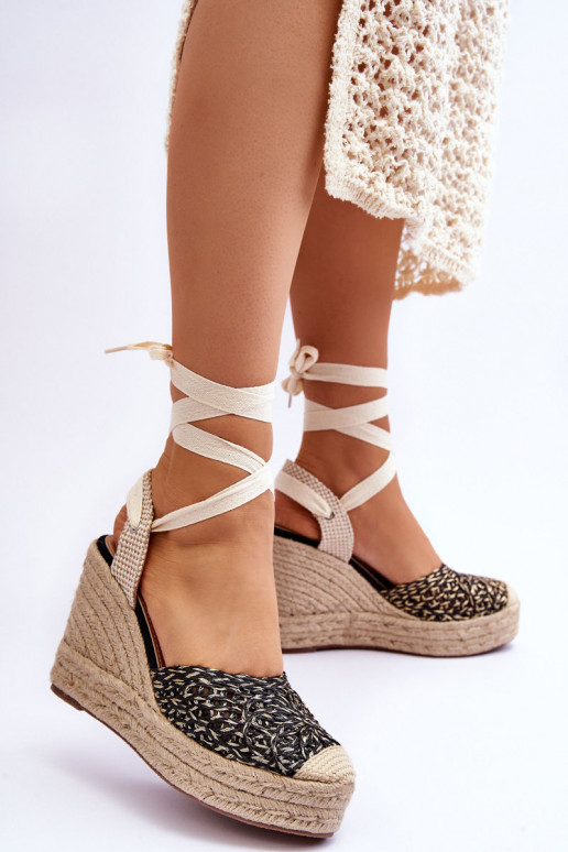 mit Riemen Plateausandalen in der Farbe Schwarz Josephine mit Riemen Plateausandalen in der Farbe Schwarz Josephine