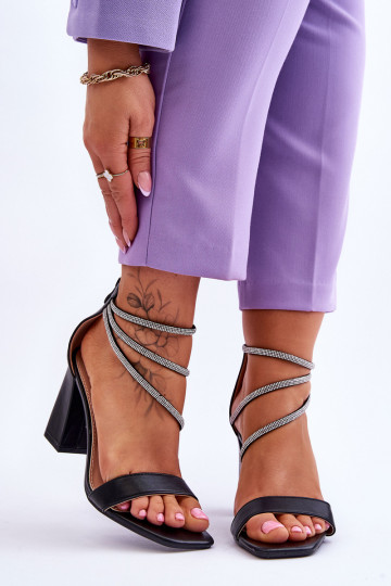 sandales à la mode avec des yeux pétillants de couleur noire Carma