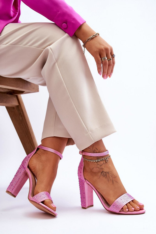 Élégantes sandales à talons hauts avec œillets scintillants de couleur rose Idéaliste Élégantes sandales à talons hauts avec œillets scintillants de couleur rose Idéaliste