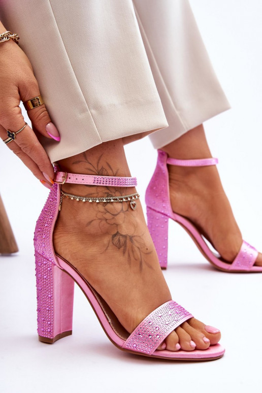 Élégantes sandales à talons hauts avec œillets scintillants de couleur rose Idéaliste Élégantes sandales à talons hauts avec œillets scintillants de couleur rose Idéaliste