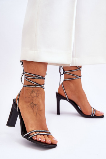 Elegante vetersandalen met klinknagels in de zwarte kleur Nessy 2