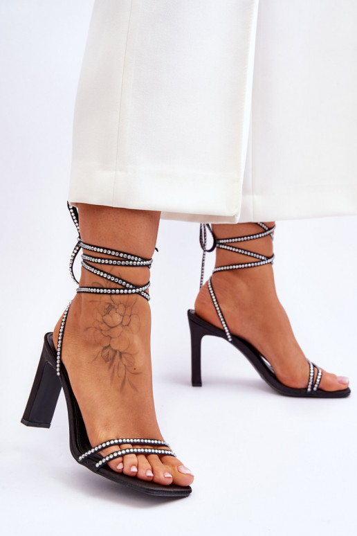 Elegante vetersandalen met klinknagels in de zwarte kleur Nessy Elegante vetersandalen met klinknagels in de zwarte kleur Nessy